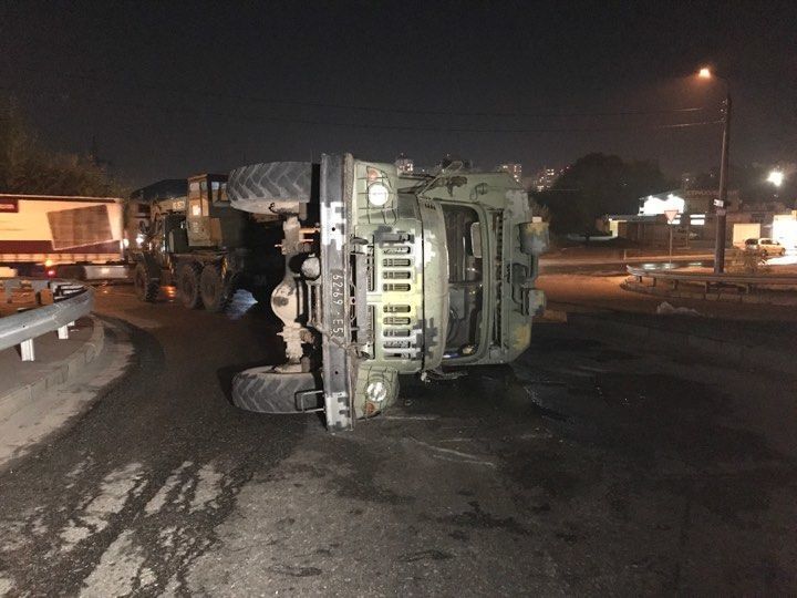 В Киеве перевернулся грузовик с военными: опубликовано видео