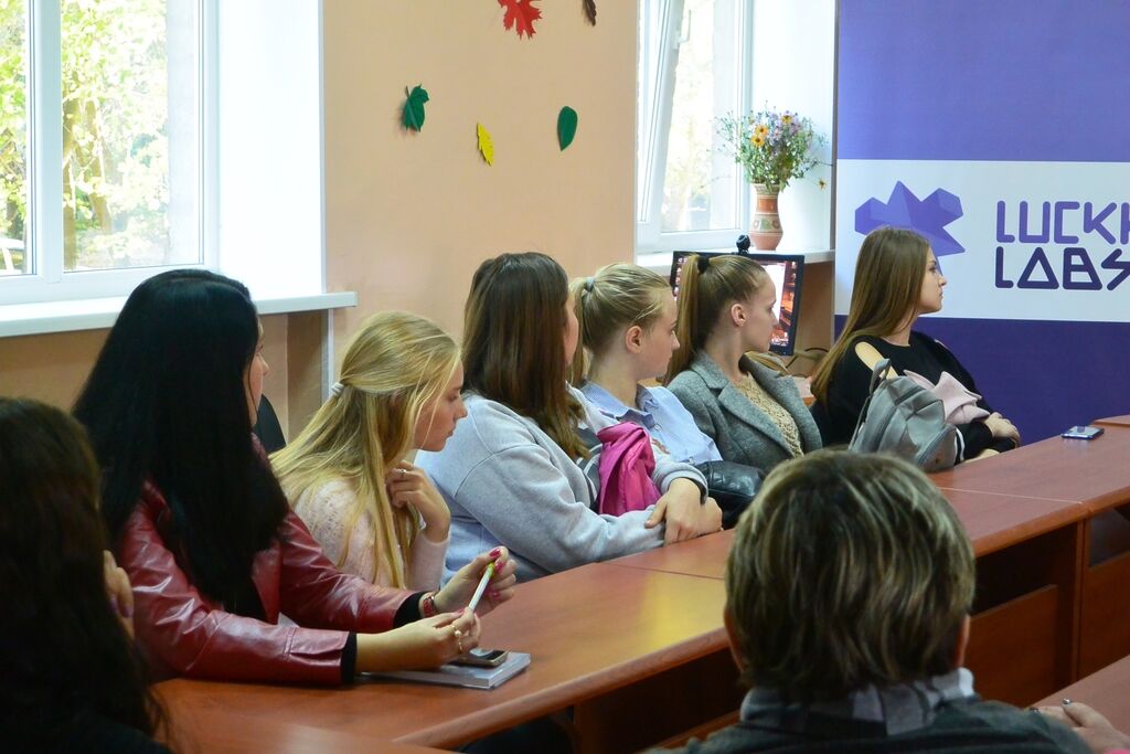 На Донбас привезли книгу голівудської акторки