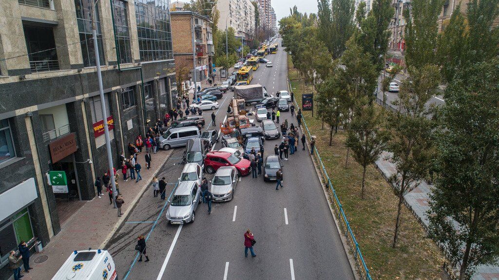 ДТП из 20 авто в Киеве сняли с высоты: фото и видео