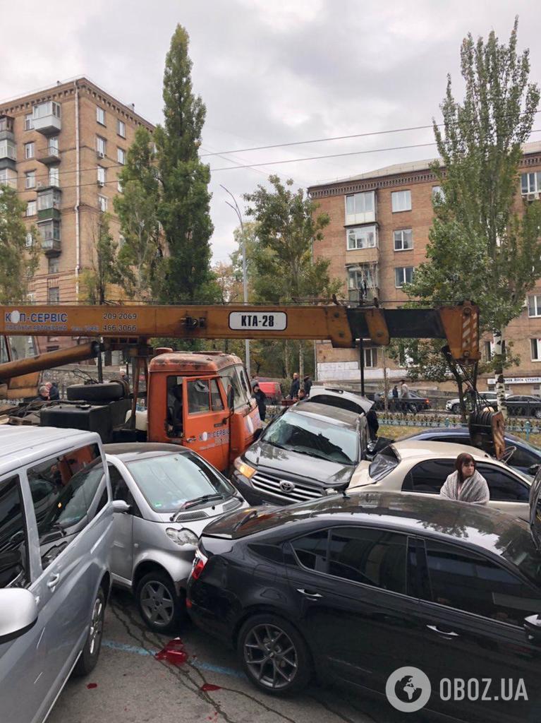 В Киеве автокран ''снес'' 19 авто: момент ДТП попал на видео 