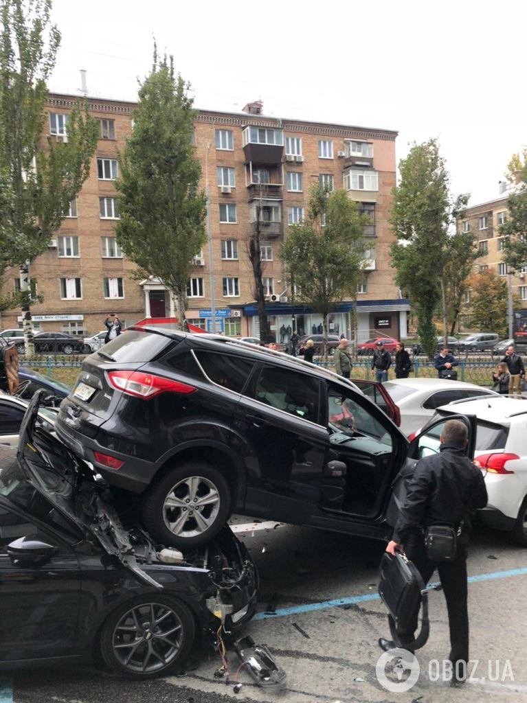 В Киеве автокран ''снес'' 19 авто: момент ДТП попал на видео 