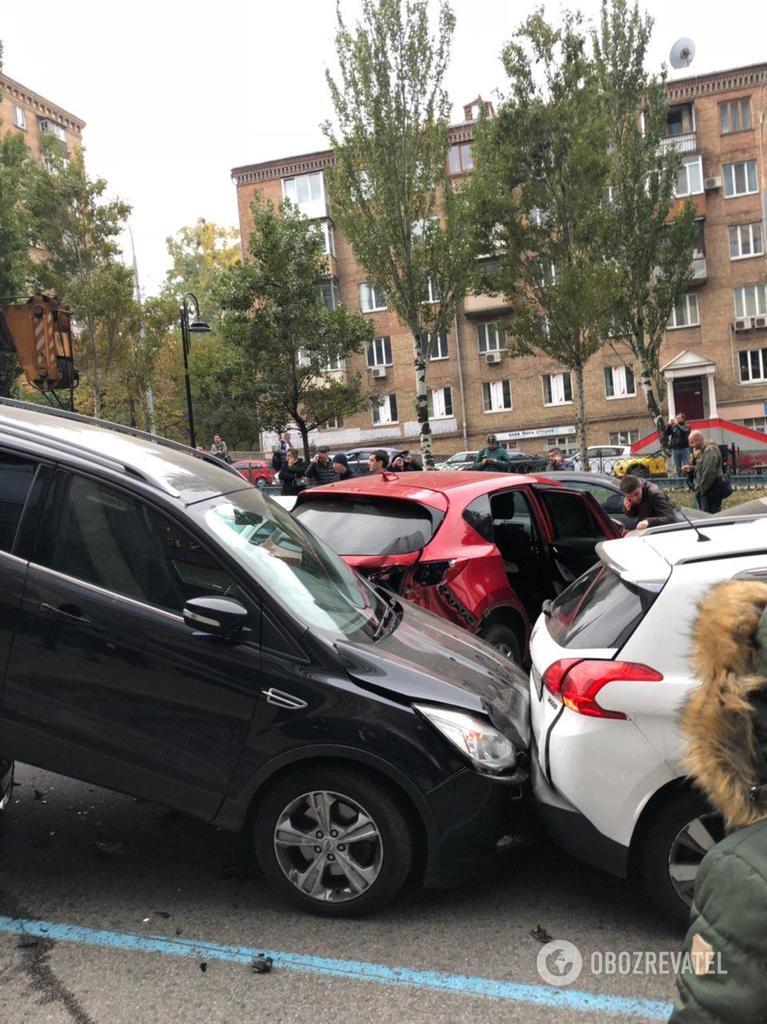 У центрі Києва КамАЗ без гальм зніс 20 авто: фото і відео масштабної ДТП