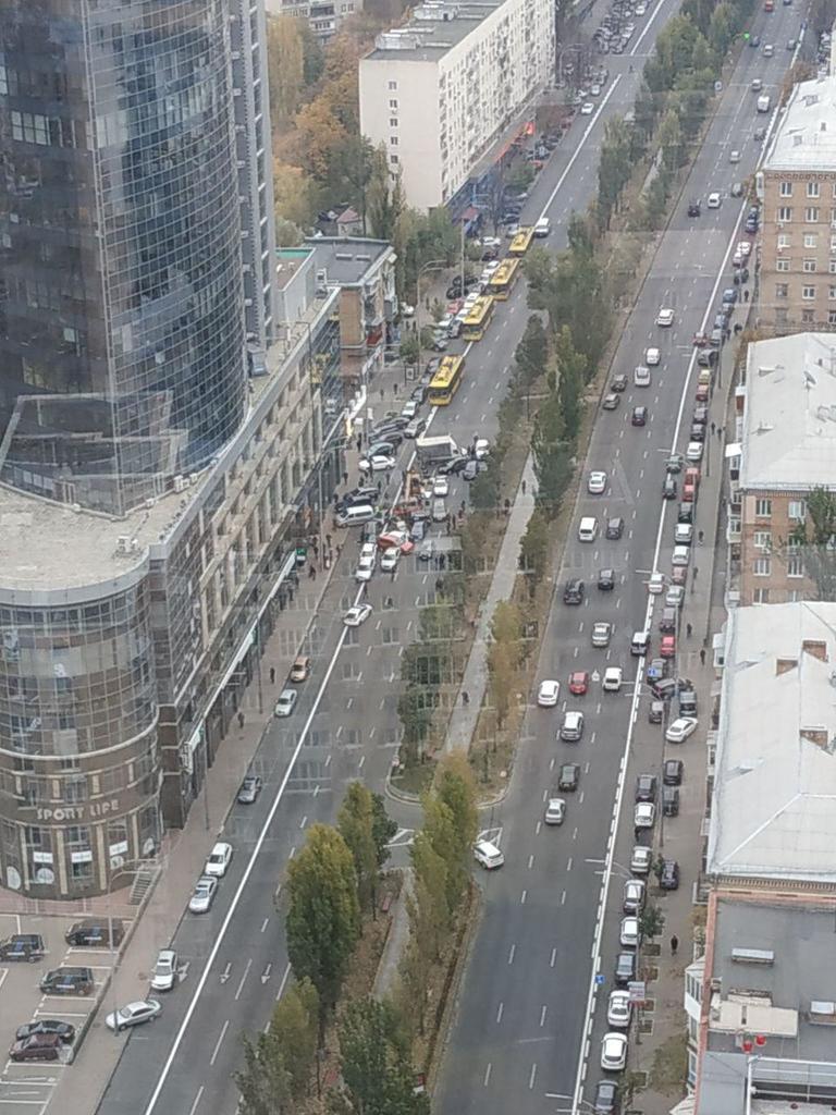 В центре Киева КамАЗ без тормозов снес 17 авто: первые фото и видео кровавого ДТП