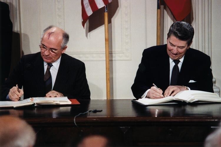 Горбачев и Рейган подписывают Договор о ликвидации ракет средней и малой дальности в 1987 году