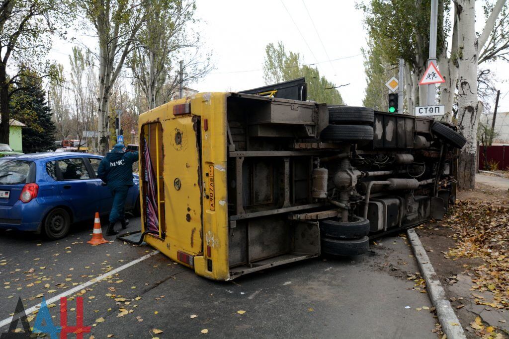 В "ДНР" перевернулся автобус с людьми: фото с места ЧП