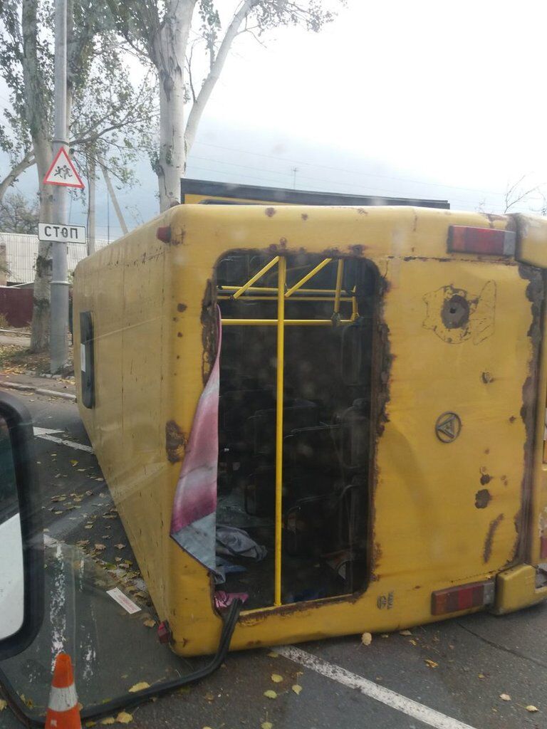 У "ДНР" перекинувся автобус із людьми: фото з місця НП