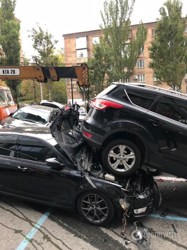 КамАЗ устроил мега-ДТП в центре Киева: кто виноват и кто заплатит за 19 авто ''всмятку''