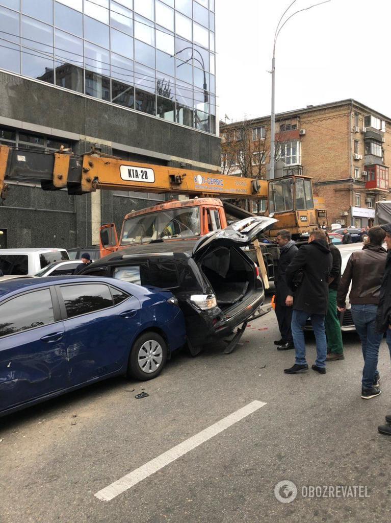 КамАЗ устроил мега-ДТП в центре Киева: кто виноват и кто заплатит за 19 авто ''всмятку''