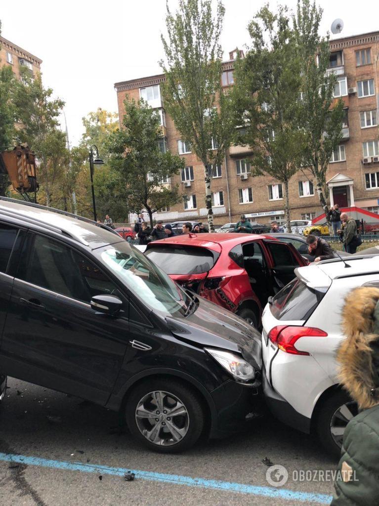 КамАЗ влаштував мега-ДТП у центрі Києва: хто винен і хто заплатить за 19 авто ''вщент''