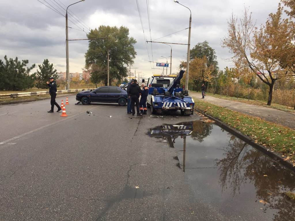В Запорожье автомобиль врезался в эвакуатор 