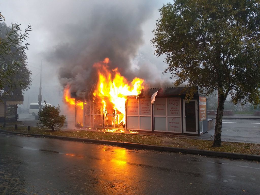 У Києві сталася масштабна пожежа: момент потрапив на відео