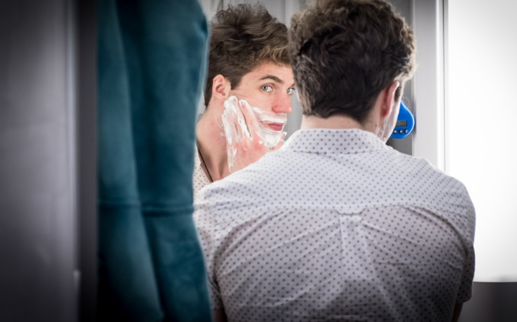 Доброволець голиться у лабораторії Gillette