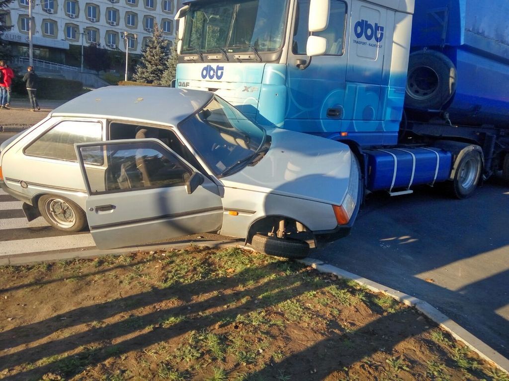 В Запорожье произошло ДТП при участии грузовика и легковушки: водитель уцелела чудом 