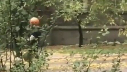 У Запоріжжі помітили хлопця з гарбузом замість голови: відео