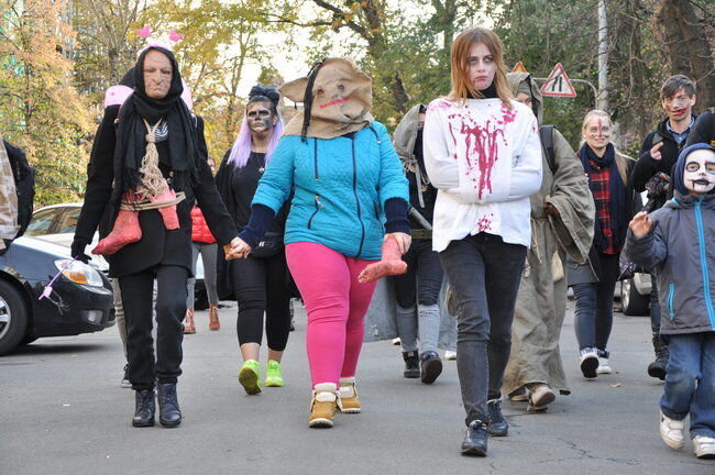 В Киеве в честь Хэллоуина прошел парад зомби: опубликованы яркие фото и видео