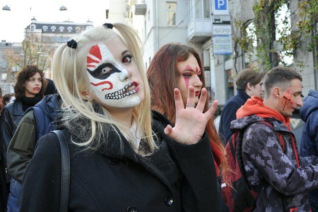 В Киеве в честь Хэллоуина прошел парад зомби: опубликованы яркие фото и видео