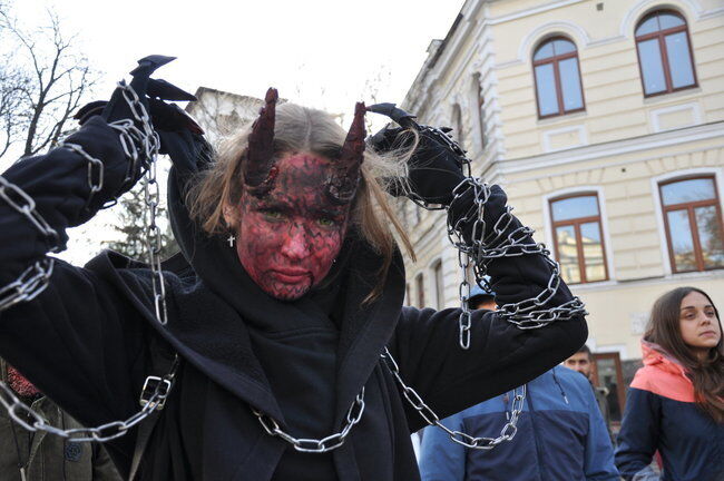 Хэллоуин-2018: в Киеве прошел парад зомби