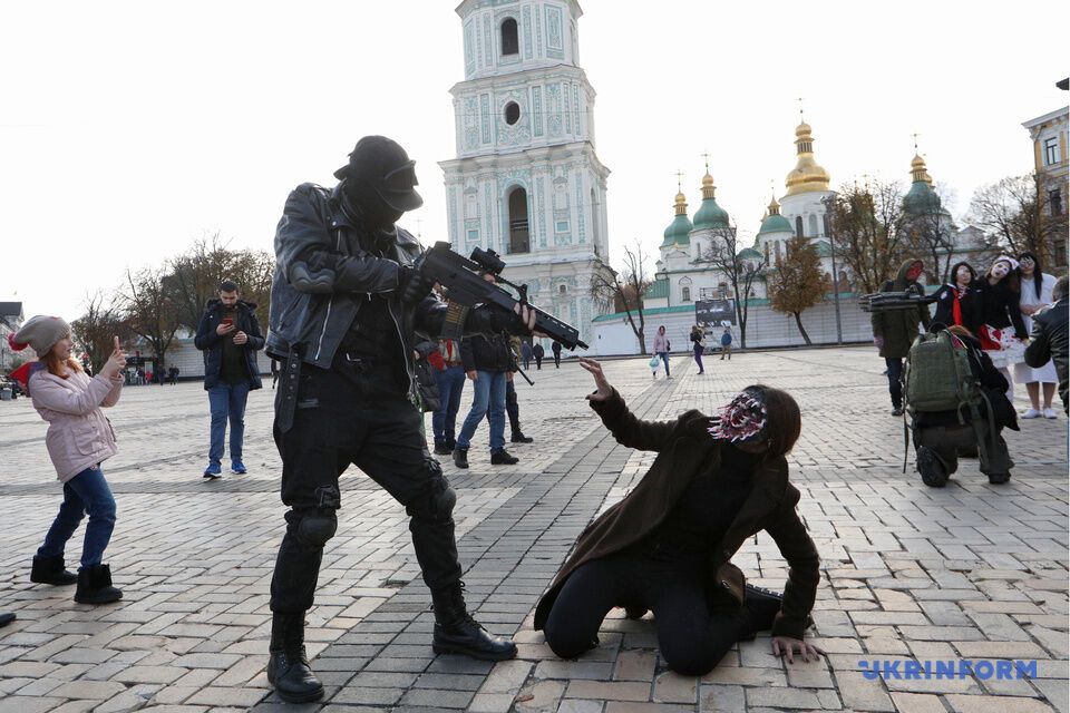 В Киеве в честь Хэллоуина прошел парад зомби: опубликованы яркие фото и видео