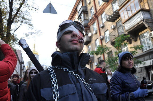 У Києві на честь Хеллоуїна пройшов парад зомбі: опубліковані яскраві фото та відео