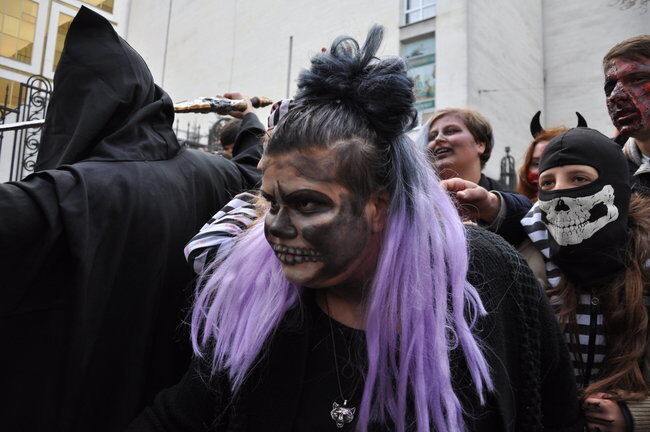 У Києві на честь Хеллоуїна пройшов парад зомбі: опубліковані яскраві фото та відео