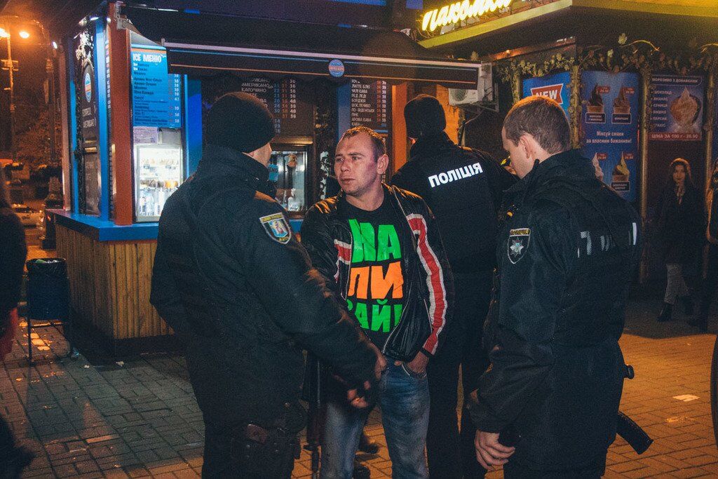 В центре Киева неадекват покусал людей: опубликовано видео