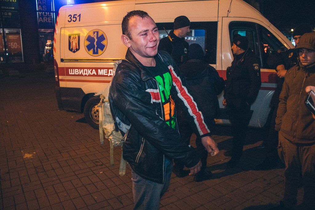 В центре Киева неадекват покусал людей: опубликовано видео