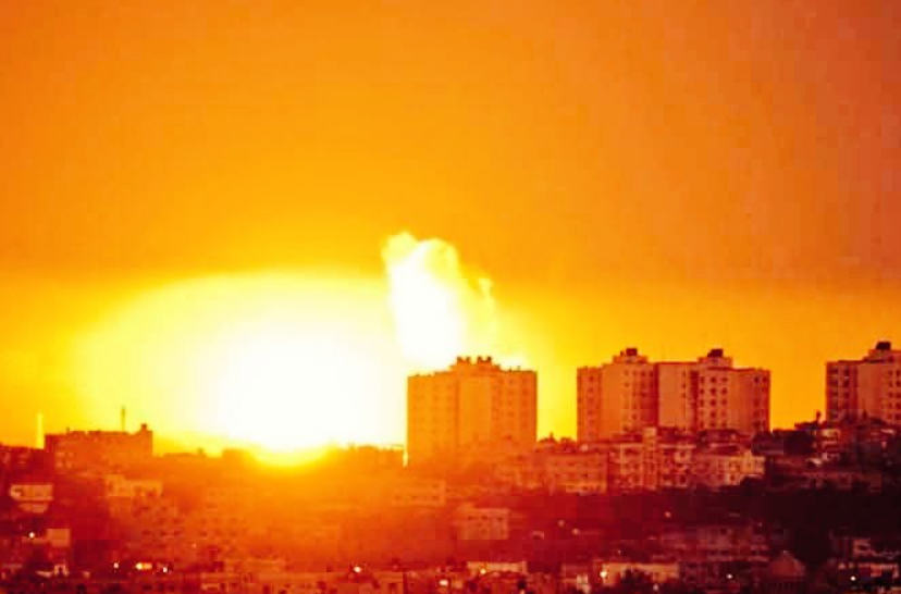 Ізраїль потужно вдарив по сектору Газа у відповідь на ракети: фото і відео запеклих боїв