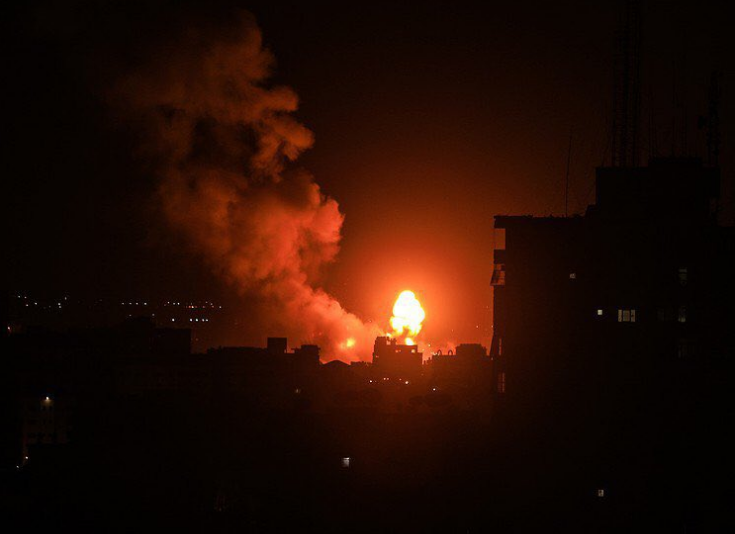  Израиль мощно ударил по сектору Газа в ответ на ракеты: фото и видео жарких боев