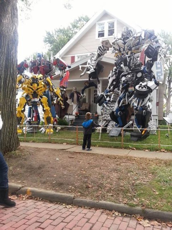 Как украсить дом к Хэллоуину: появились жуткие фото