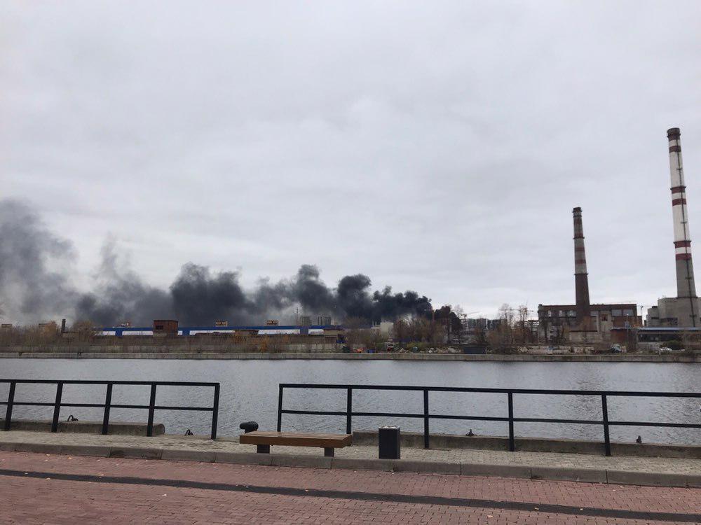 Столбы черного дыма: в Москве загорелся завод ЗиЛ. Фото и видео с места ЧП