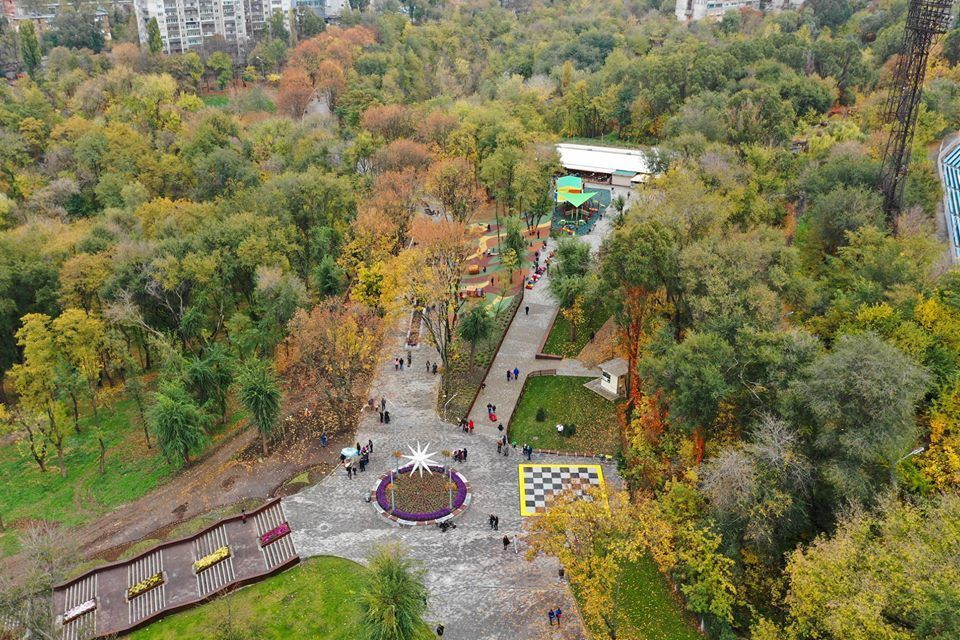 В Днепре заброшенный парк превратили в красочную зеленую зону