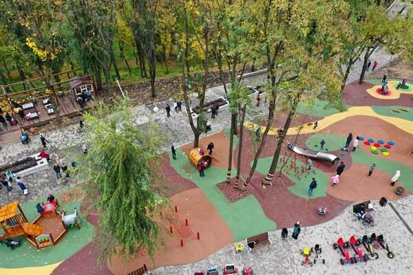 В Днепре заброшенный парк превратили в красочную зеленую зону
