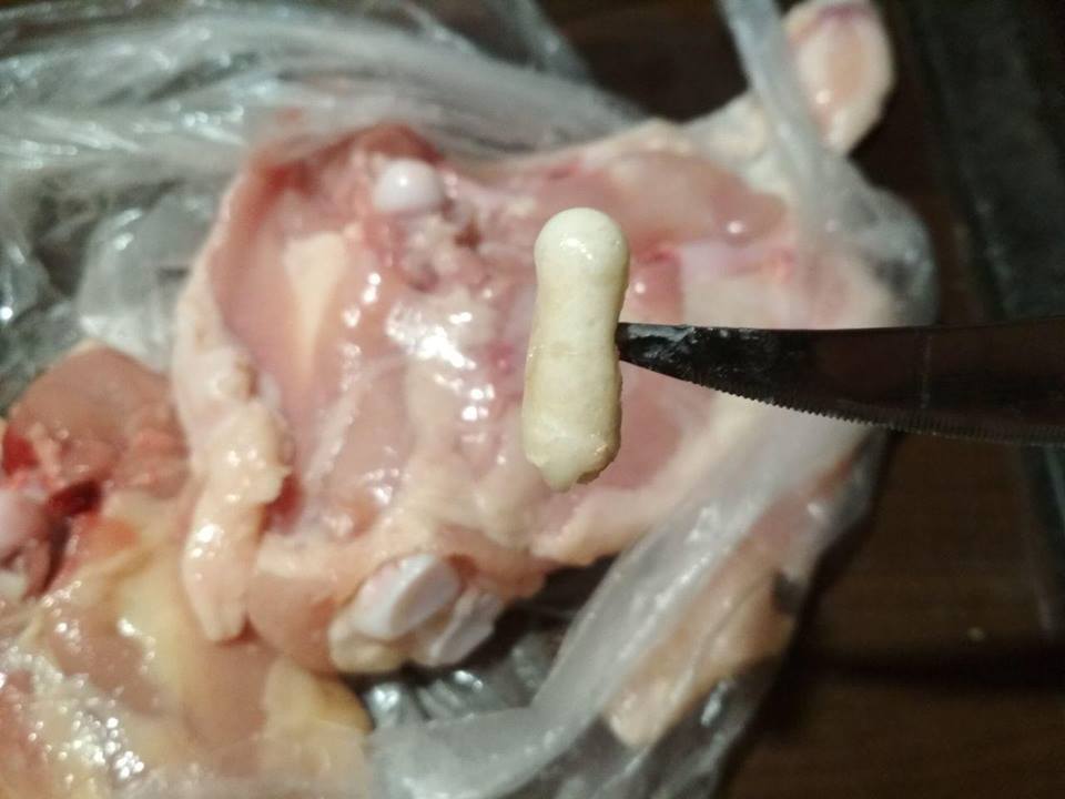''Что мы едим?!'' В известной сети украинских магазинов обнаружили курицу с ''сюрпризом''