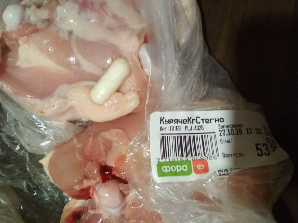 ''Что мы едим?!'' В известной сети украинских магазинов обнаружили курицу с ''сюрпризом''