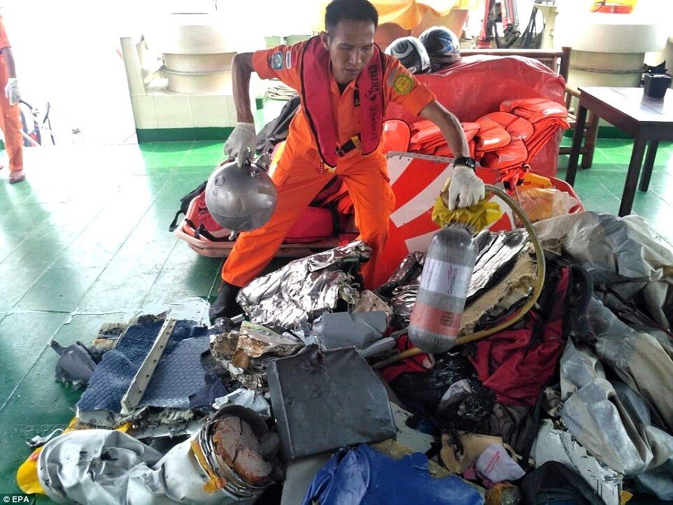 Телефони і сумки: з'явилися перші фото і відео з місця аварії Boeing 737 в Індонезії
