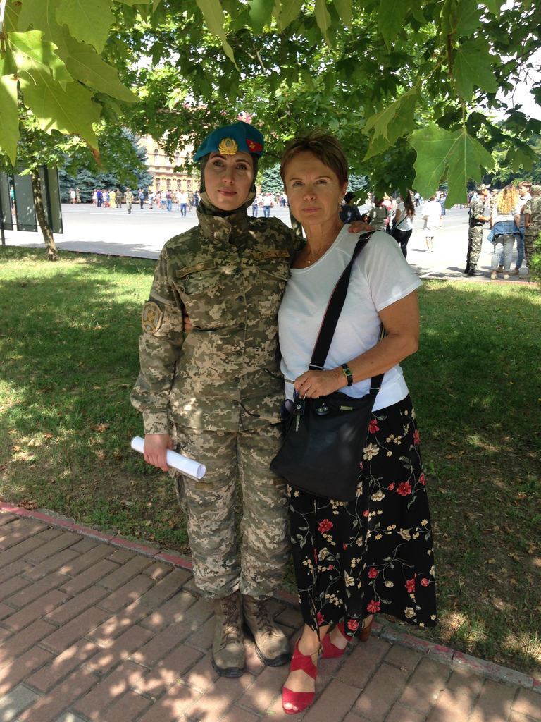 Амина с мамой. Выпуск из военной академии, 2017 год