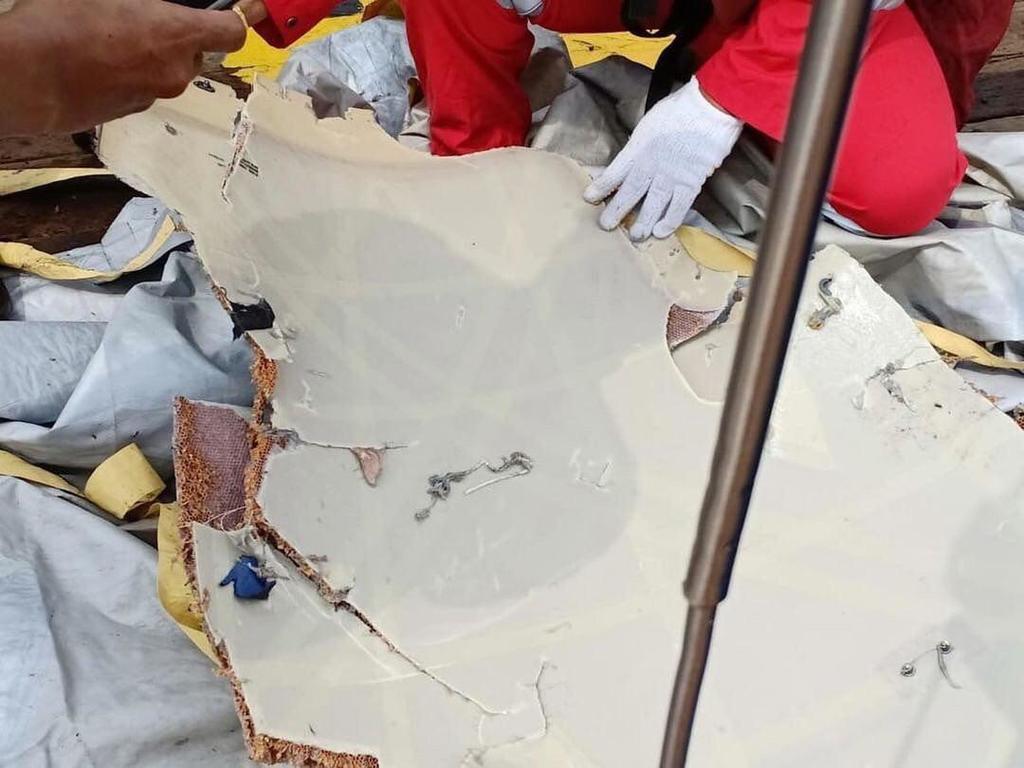 Катастрофа Boeing 737 в Індонезії: всі подробиці, фото і відео