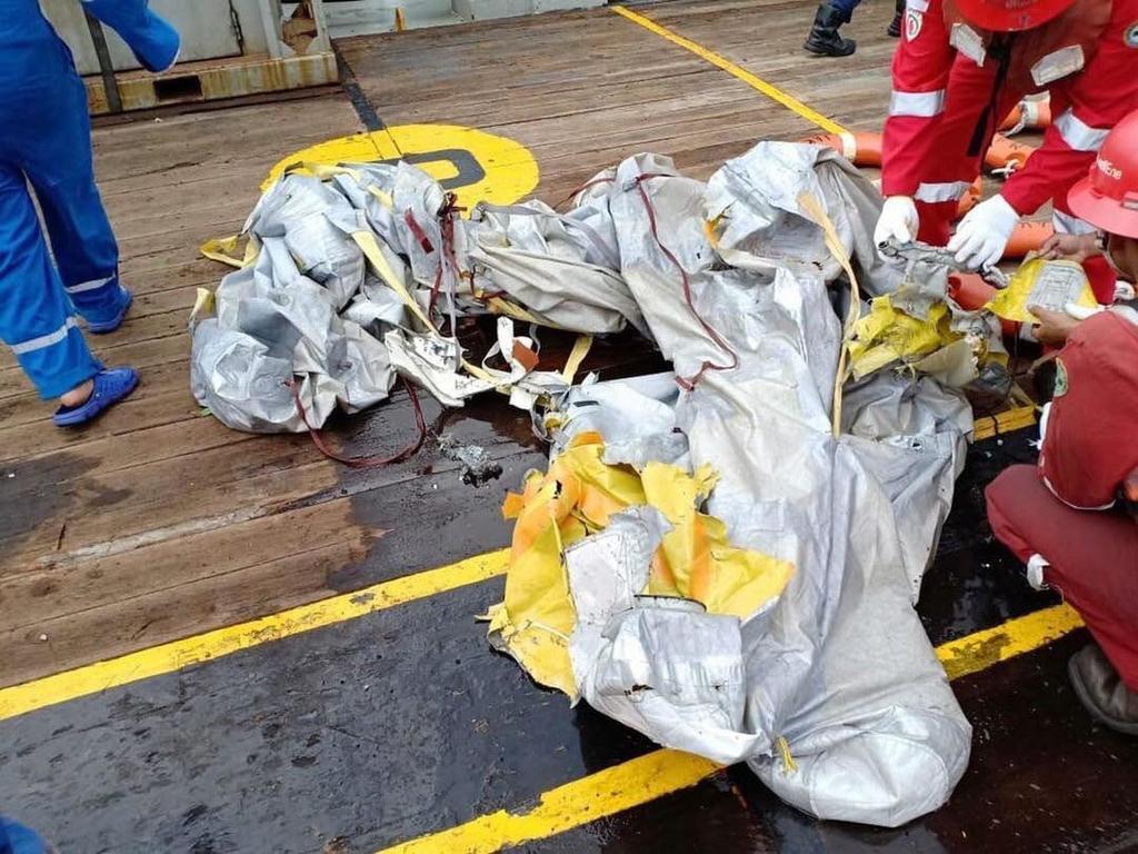   Телефоны и сумки: появились первые фото и видео с места крушения Boeing 737 в Индонезии