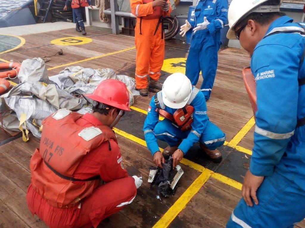   Телефоны и сумки: появились первые фото и видео с места крушения Boeing 737 в Индонезии