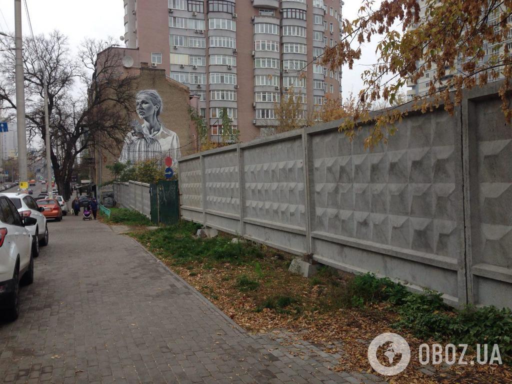 Будівництво на вул. Антоновича огороджене парканом