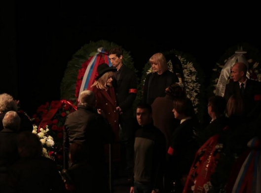 Алла Пугачова на похороні Караченцова
