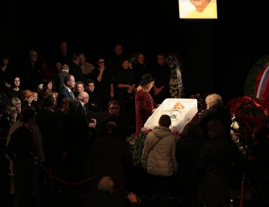 Алла Пугачова на похороні Караченцова
