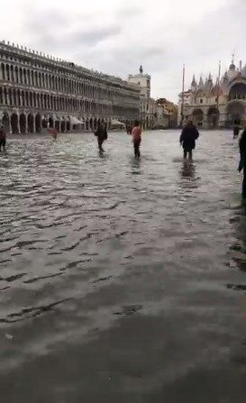 Знаменитая площадь в Италии ушла под воду: видеофакт