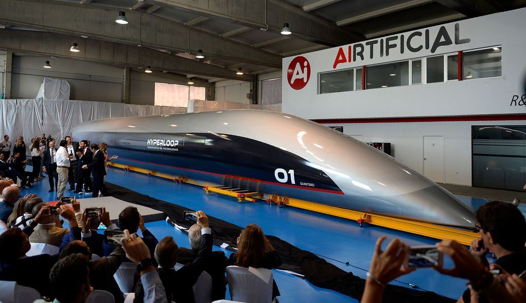 Hyperloop презентувала першу у світі надшвидкісну пасажирську капсулу