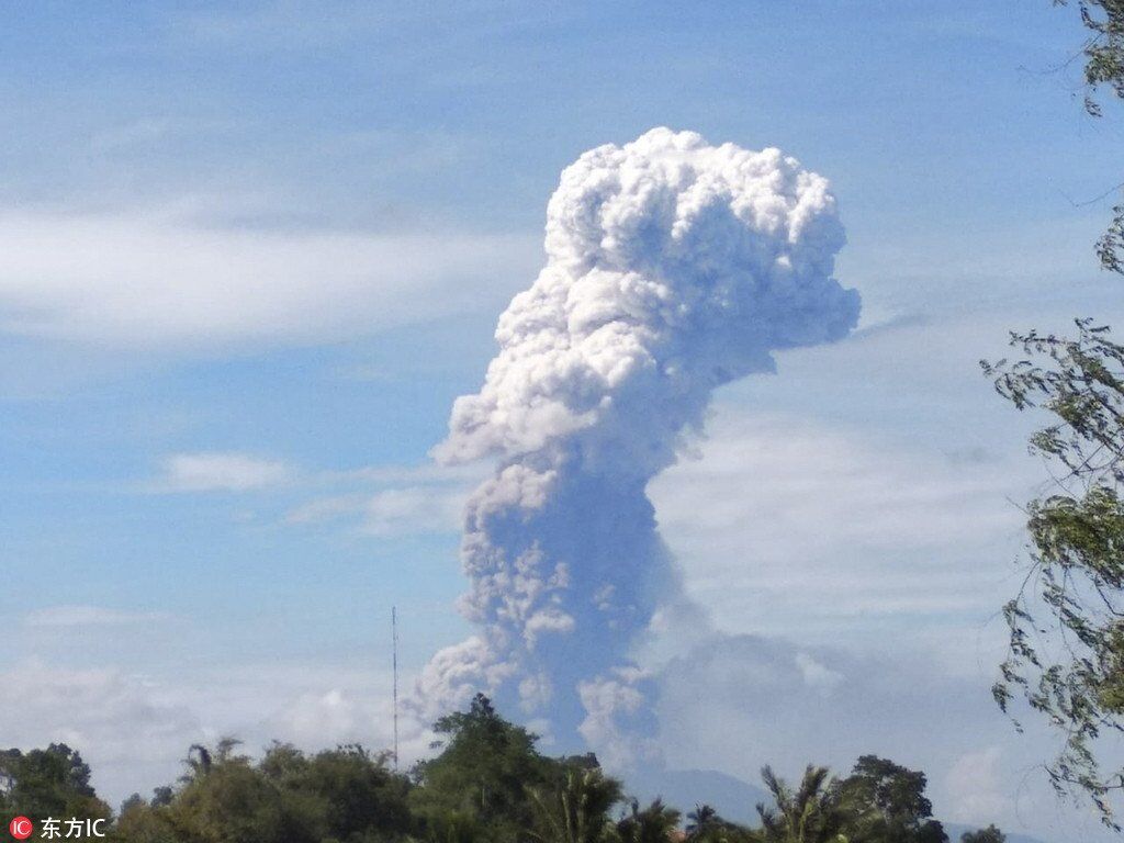 Стовп у 4 кілометри: в Індонезії після страшного землетрусу прокинувся вулкан. Відео та фото