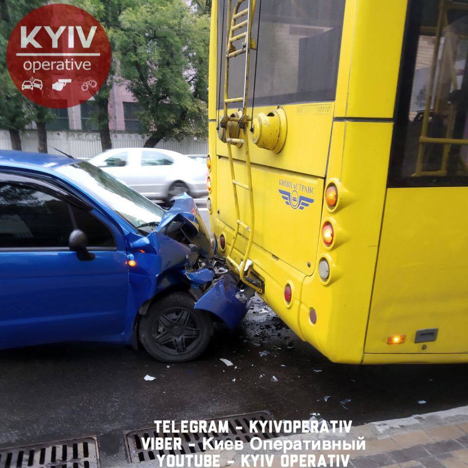 У Києві авто влетіло у тролейбус: утворилися серйозні затори