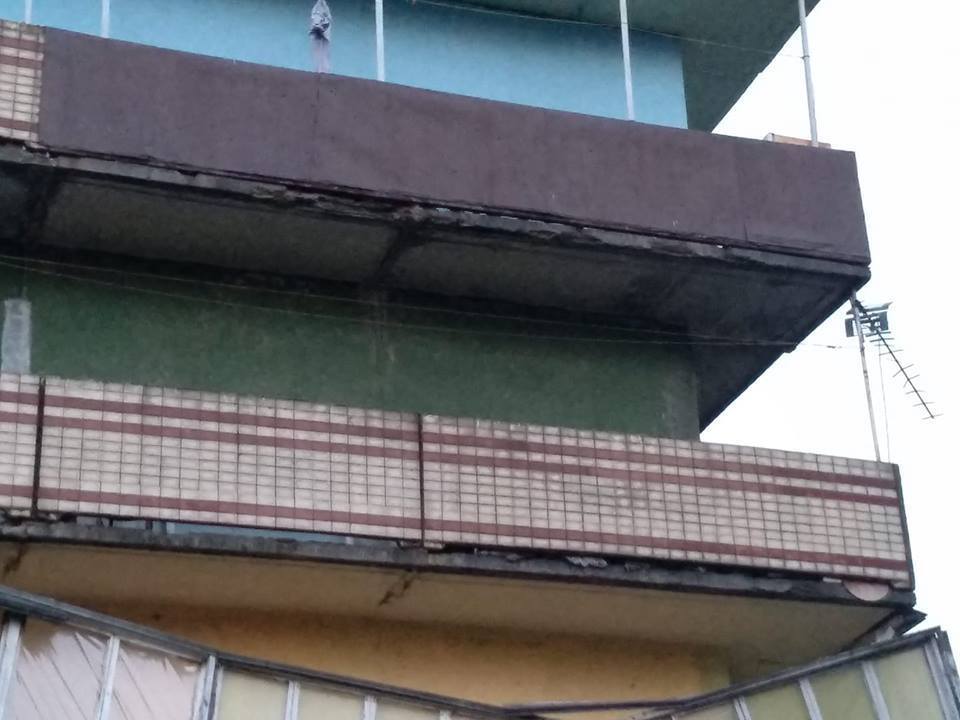 "Осінь, падають балкони": кияни поскаржились на аварійний стан будинків