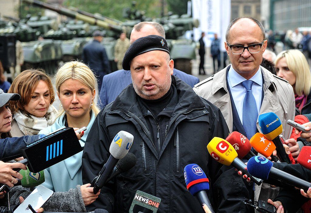 "Росія стягнула війська на кордон з Україною": Турчинов заявив про загрозу вторгнення