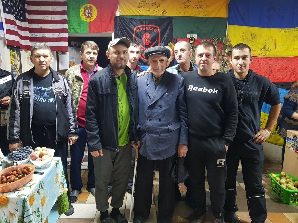 ''Мужчины плакали'': поступок пенсионера-патриота вызвал волну восхищения среди украинцев