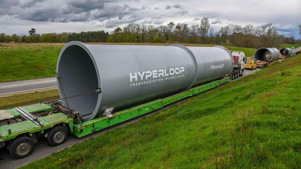 Hyperloop презентувала першу у світі надшвидкісну пасажирську капсулу